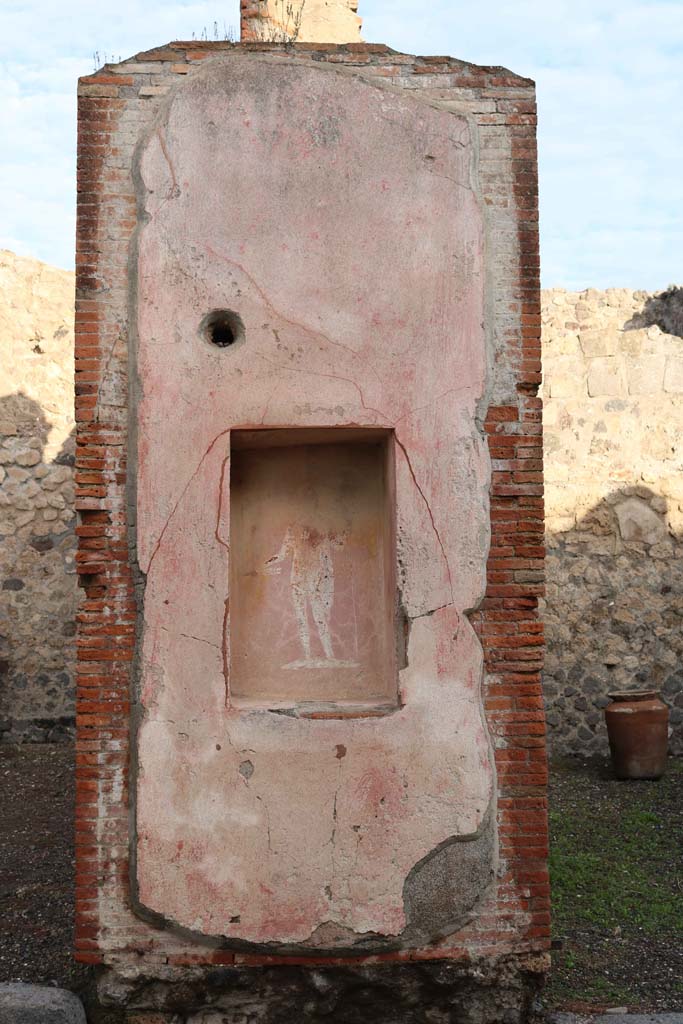VII.4.16/17 Pompeii. December 2018.
Pilaster between VII.4.16, on left and VII.4.17, with street altar showing a painting of Jupiter.
Photo courtesy of Aude Durand.