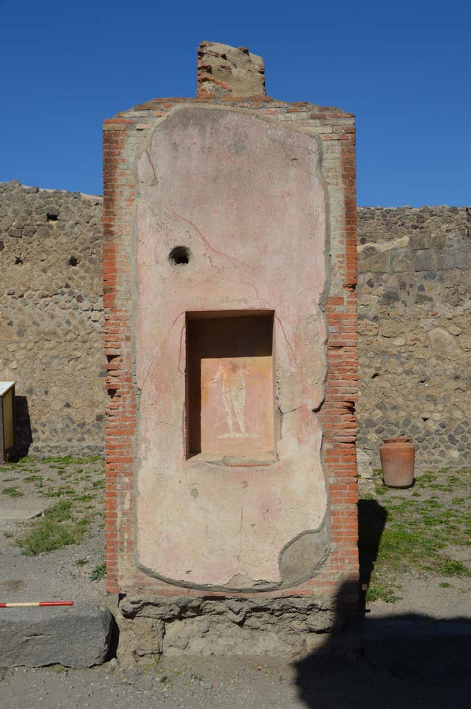 VII.4.16/17 Pompeii. October 2017.
Pilaster between VII.4.16 on left and VII.4.17, with street altar showing a painting of Jupiter.
Foto Taylor Lauritsen, ERC Grant 681269 DÉCOR.