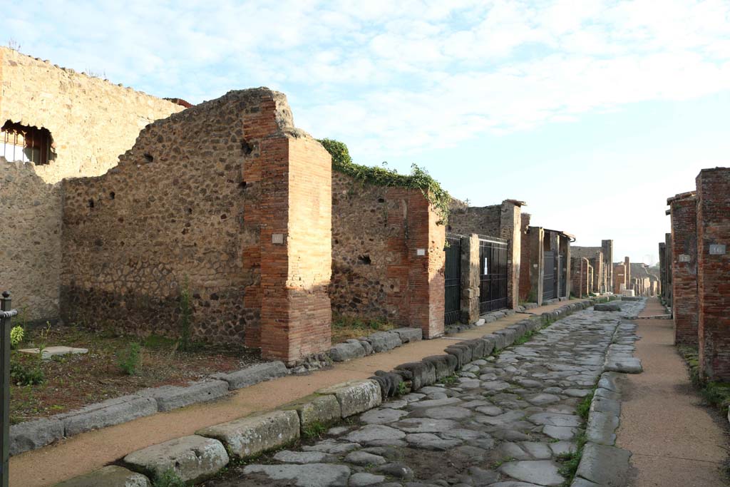 VII.4.19, Pompeii, on left. December 2018.
Looking east along Via degli Augustali, with VII.9, on right. Photo courtesy of Aude Durand.