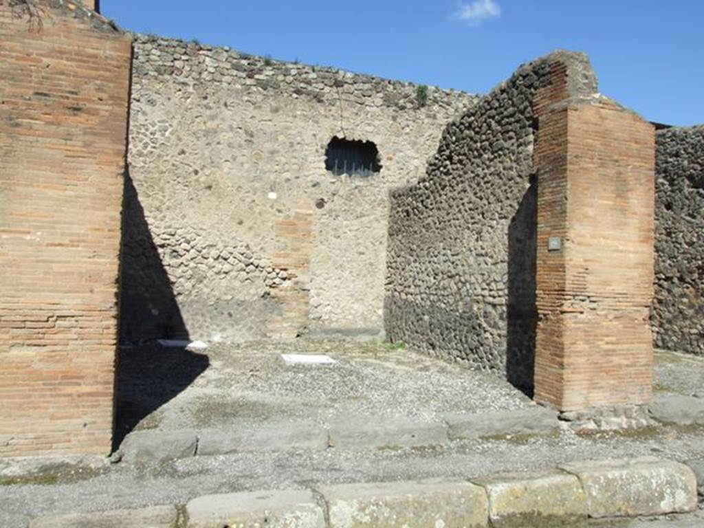 VII.4.19 Pompeii. March 2009. Entrance on Via degli Augustali. Looking north.
According to Fiorelli, this was a shop with a rear room.
See Pappalardo, U., 2001. La Descrizione di Pompei per Giuseppe Fiorelli (1875). Napoli: Massa Editore. (p.90)