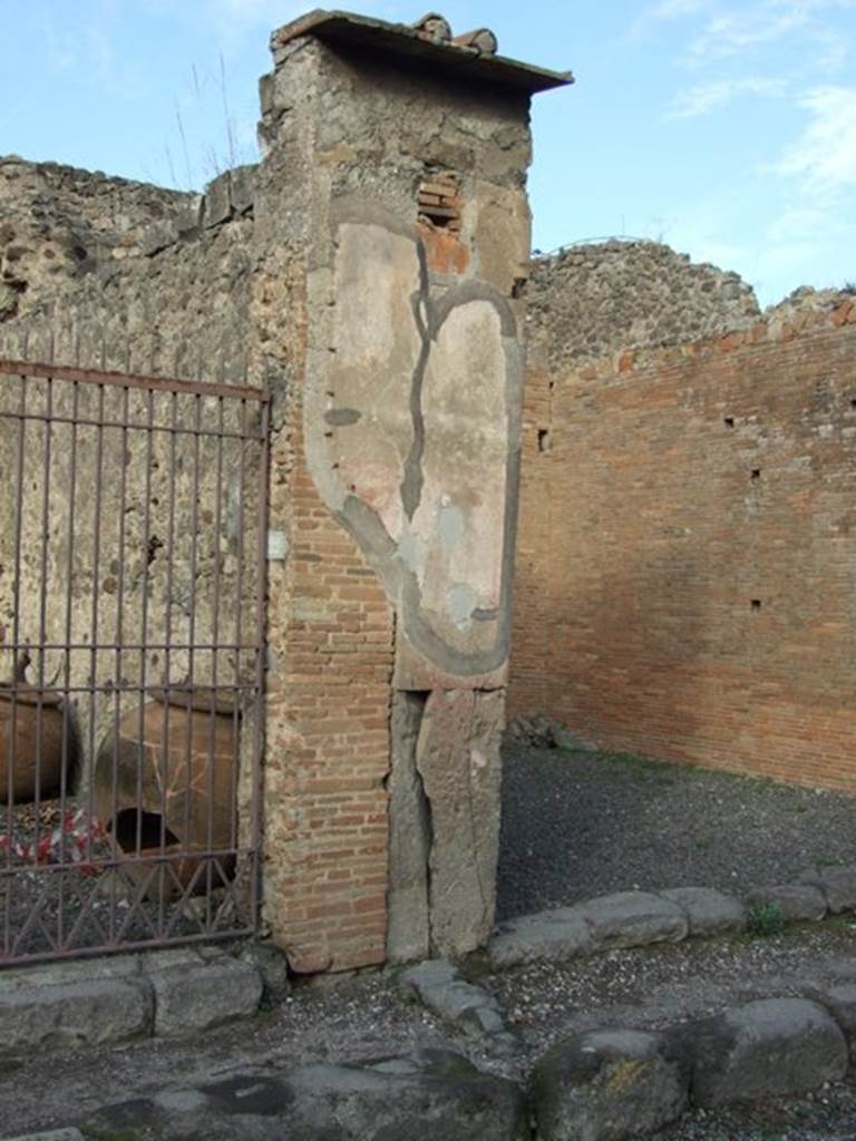 VII.4.22 Pompeii. December 2007. Site of a fresco of Venus and Mercury, described by Fiorelli and now lost.
Fiorelli describes it as being in VII.4.23, and says “Sul pilastro che divide questa dalla susseguente taberna......”.
This translates as “On the pilaster that divides this from the following shop….” This would mean VII.4.23 and VII.4.24.
However, the pilaster above fits the description of the painting, the shape of the remaining plaster and including the painted white line across it.
See Pappalardo, U., 2001. La Descrizione di Pompei per Giuseppe Fiorelli (1875). Napoli: Massa Editore. (p.90).