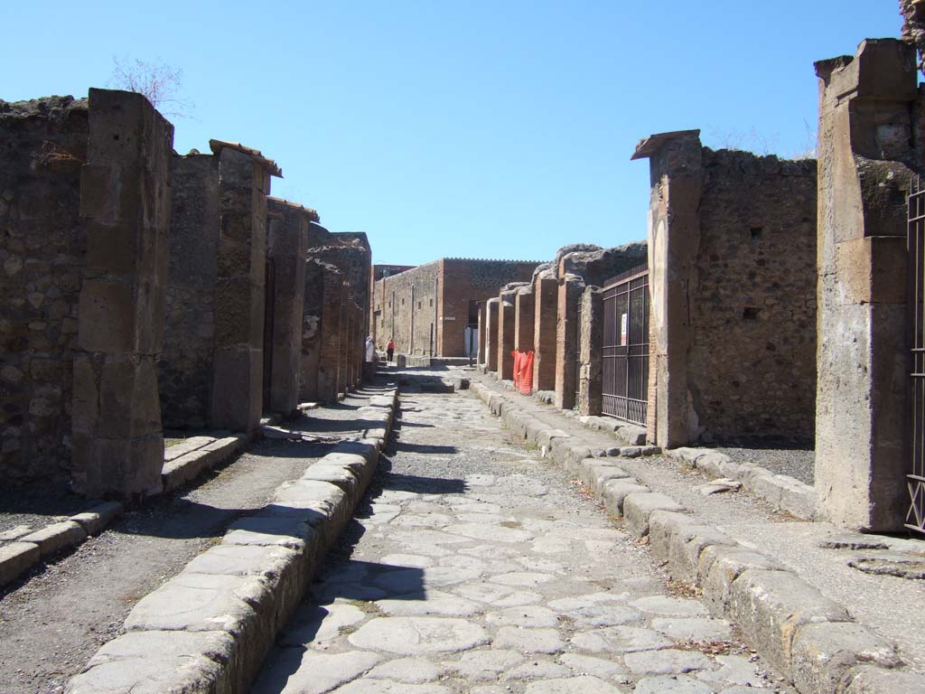 VII.9 Pompeii, on left. September 2005. Via degli Augustali looking west. VII.4.24, on right.
