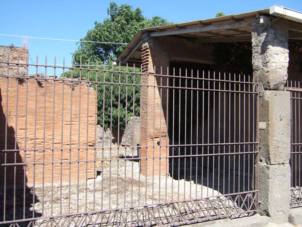 VII.4.24 Pompeii. September 2005. Looking north-east across shop-room towards entrance doorway to atrium of VII.4.25.