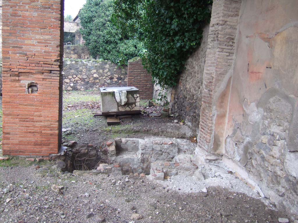 VII.4.25 Pompeii. December 2005. Shop, in the background is the oil press found in VII.14.14.
See Eschebach, L., 1993. Gebäudeverzeichnis und Stadtplan der antiken Stadt Pompeji. Köln: Böhlau. (p.277)