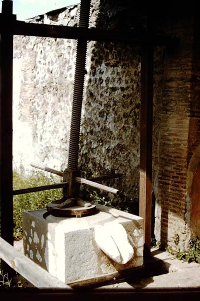 VII.4.25 Pompeii. 1959. Oil press. Photo by Stanley A. Jashemski.
Source: The Wilhelmina and Stanley A. Jashemski archive in the University of Maryland Library, Special Collections (See collection page) and made available under the Creative Commons Attribution-Non Commercial License v.4. See Licence and use details.
J59f0518