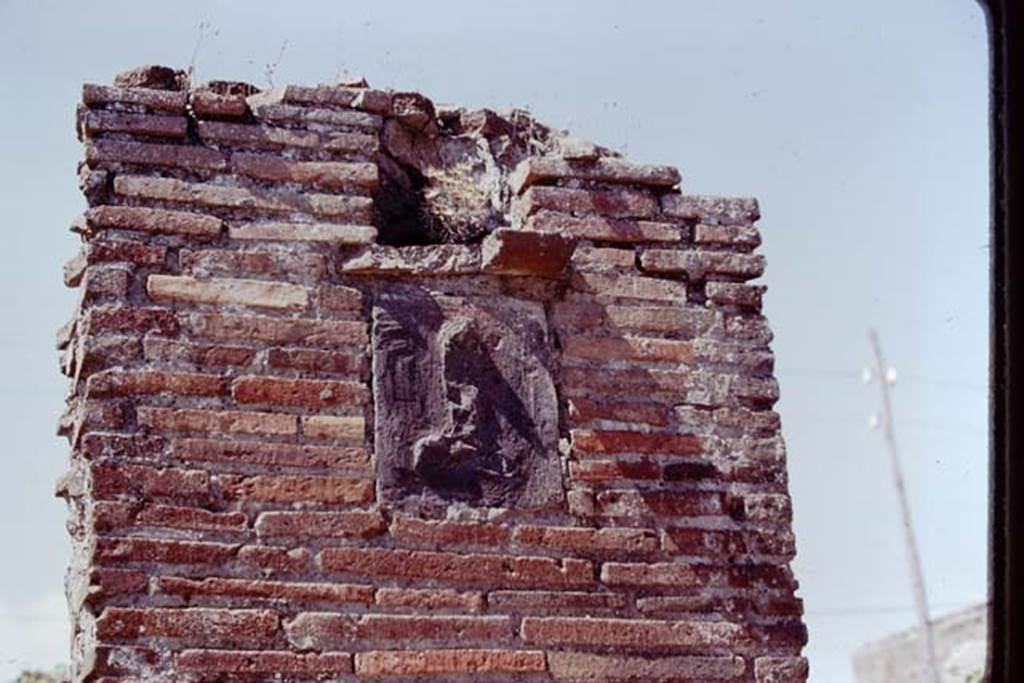 VII.4.27 Pompeii. 1975. Phallus plaque in masonry pilaster between entrance doorways. Photo by Stanley A. Jashemski.
Source: The Wilhelmina and Stanley A. Jashemski archive in the University of Maryland Library, Special Collections (See collection page) and made available under the Creative Commons Attribution-Non Commercial License v.4. See Licence and use details. J75f0582