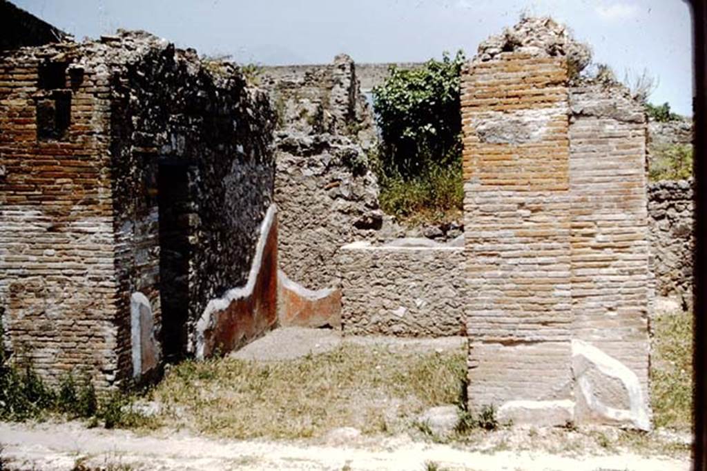 VII.4.27 Pompeii. 1961. Looking north. Photo by Stanley A. Jashemski.
Source: The Wilhelmina and Stanley A. Jashemski archive in the University of Maryland Library, Special Collections (See collection page) and made available under the Creative Commons Attribution-Non Commercial License v.4. See Licence and use details.
J61f0644