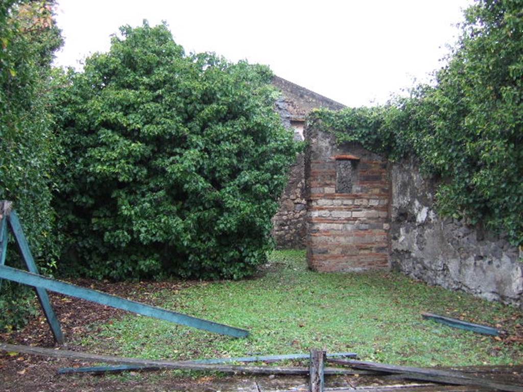 VII.4.29 Pompeii. December 2005. Looking north across shop to corridor leading to rear.