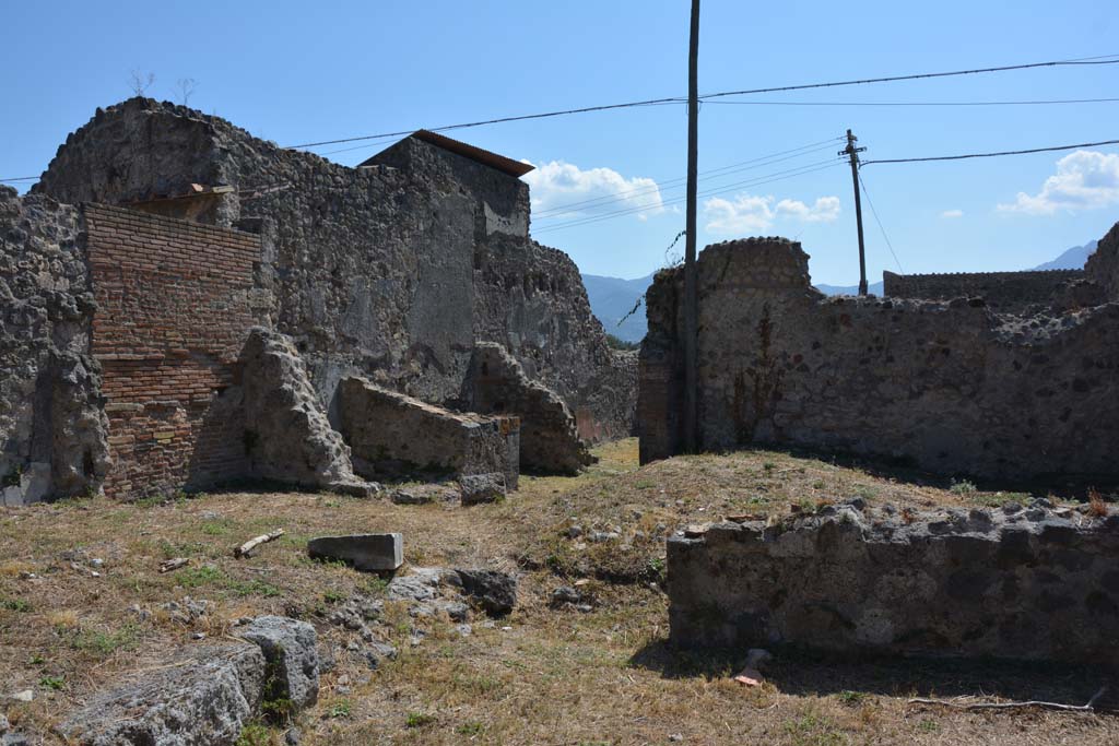 VII.4.29 Pompeii. September 2019. Looking south-east from peristyle of VII.4.57, towards rear of house at VII.4.29, in centre.
Foto Annette Haug, ERC Grant 681269 DÉCOR.