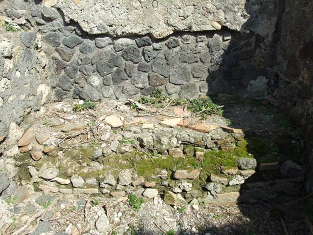 VII.4.29 Pompeii. March 2009. Remains of bench on east side of corridor.