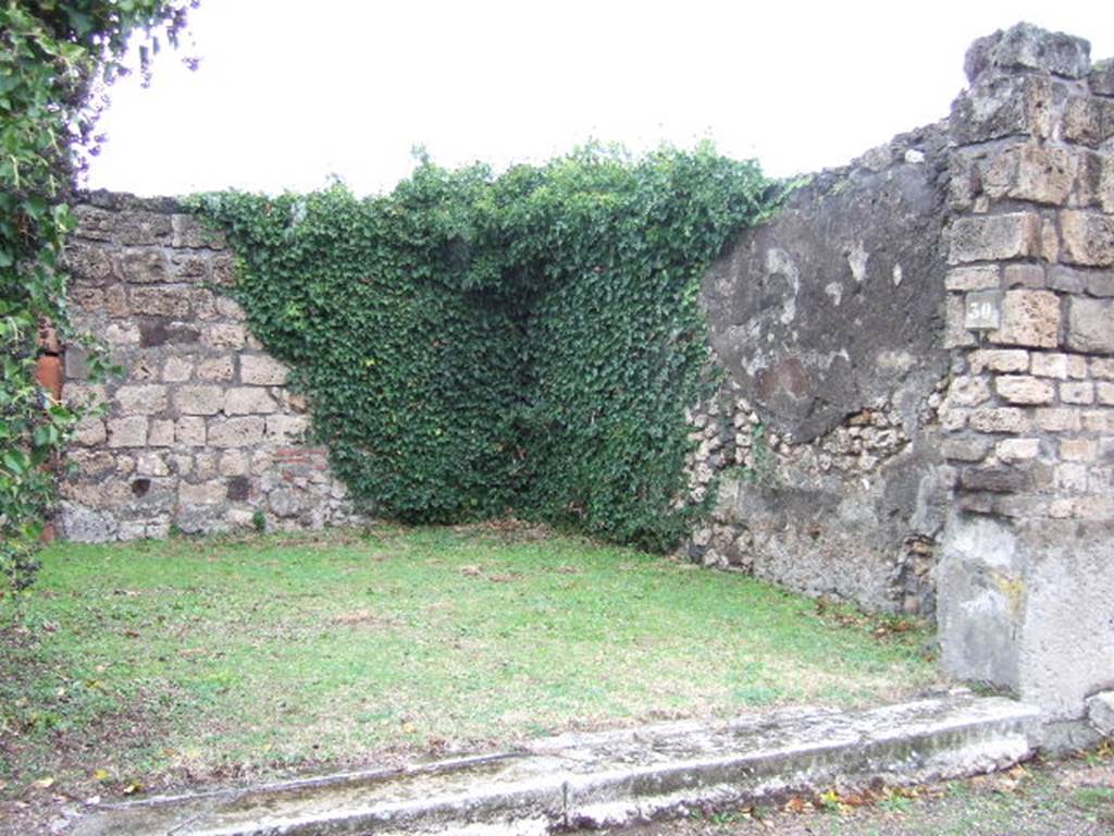VII.4.30 Pompeii. December 2005. Entrance doorway, looking north-east.