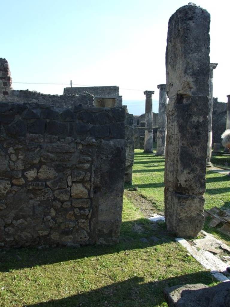 VII.4.31 Pompeii. March 2009. Looking south west across Middle Peristyle, from Room 25.