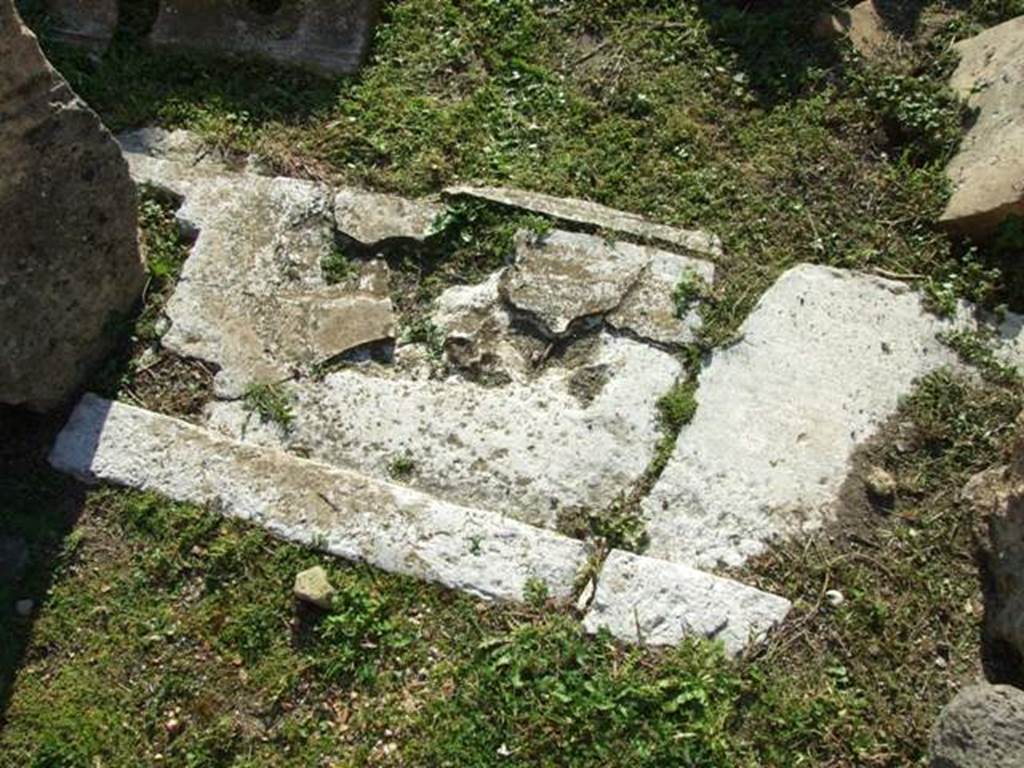 VII.4.31 Pompeii. March 2009. Room 28. Threshold or sill.