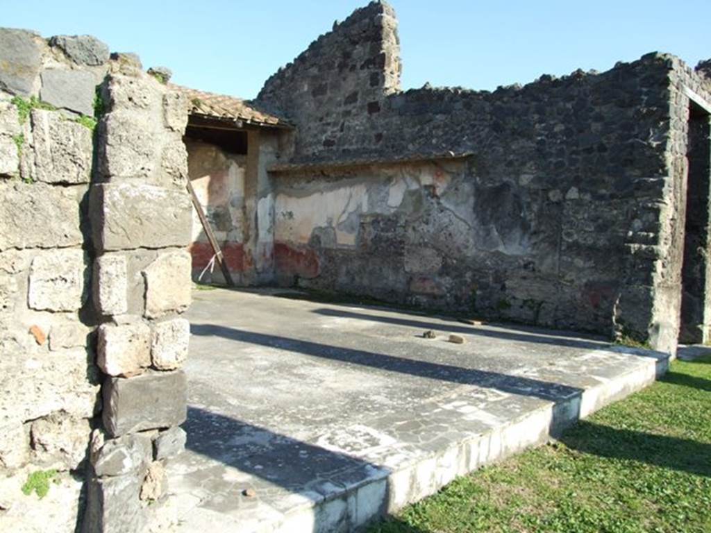 VII.4.31 Pompeii. March 2009. Entrance to Room 29. Apsidal Exedra