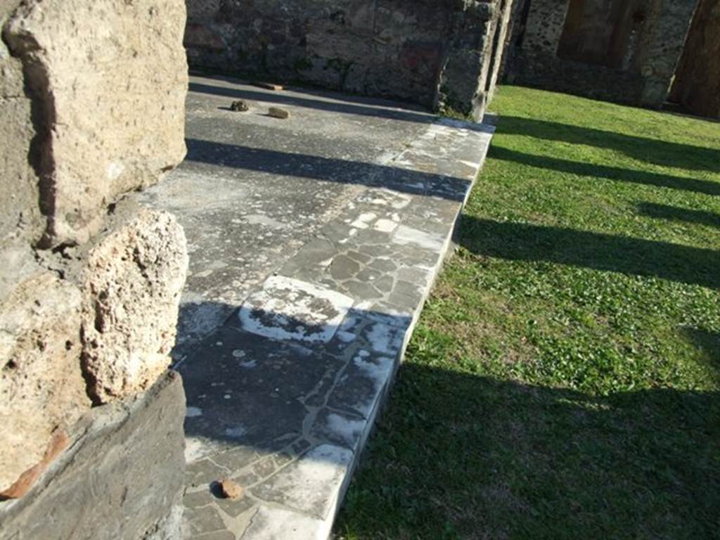 VII.4.31 Pompeii. March 2009. Room 29. Apsidal Exedra. Threshold with Step.