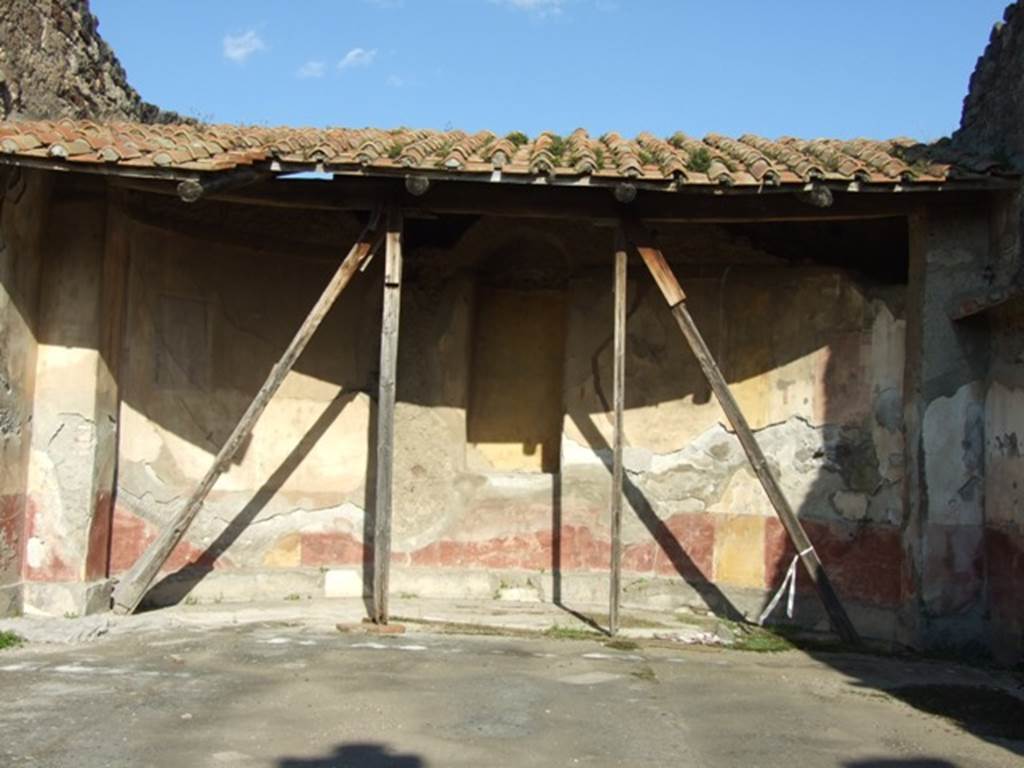 VII.4.31 Pompeii. March 2009. Room 29. Apsidal Exedra. East wall.