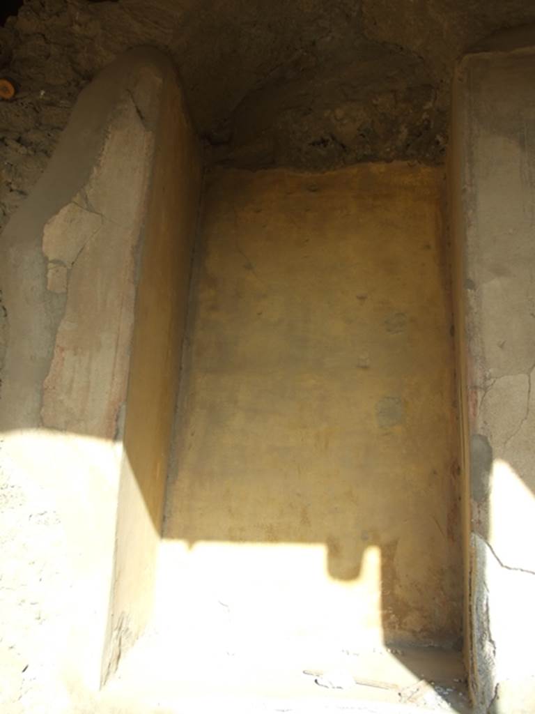 VII.4.31 Pompeii. March 2009. Room 29. Niche for a statue in the centre of the Apsidal Exedra.