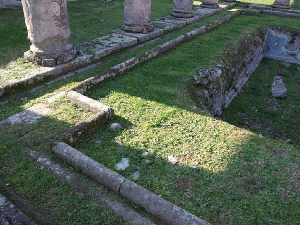 VII.4.31 Pompeii. March 2009. Middle Peristyle. South west corner.