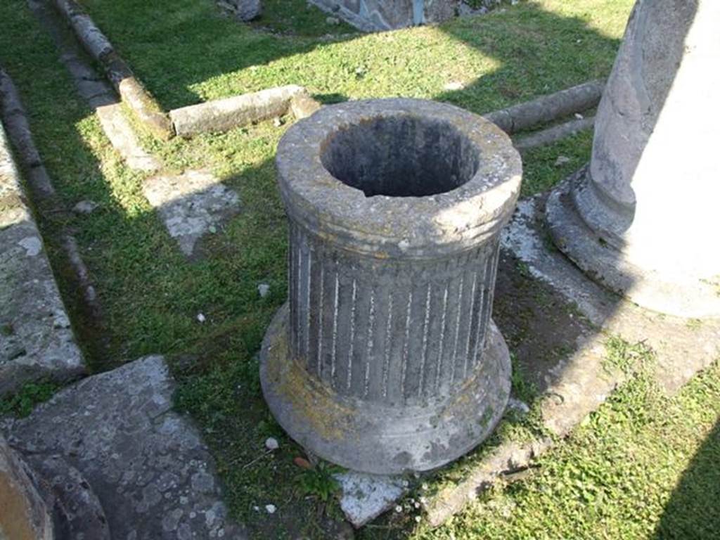 VII.4.31 Pompeii. March 2009. Middle Peristyle. Marble Puteal.