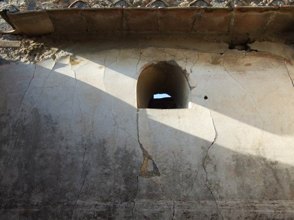 VII.4.31 Pompeii. March 2009. Room 33, niche in north wall.
