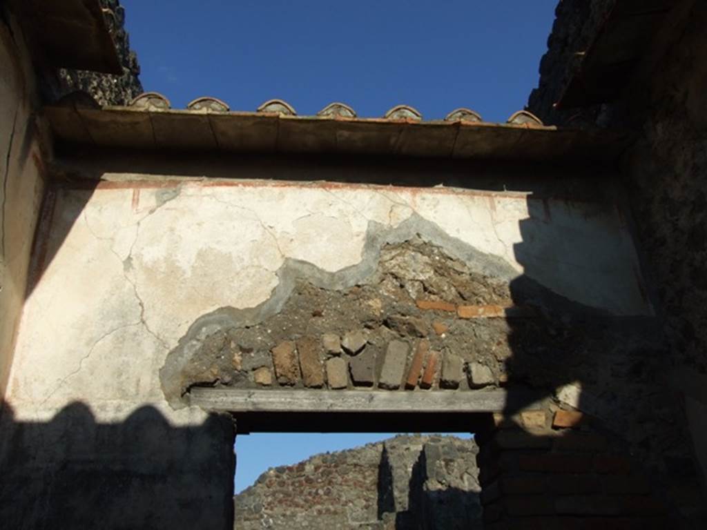 VII.4.31/51 Pompeii. March 2009. Room 33, east wall above doorway leading into room 32.