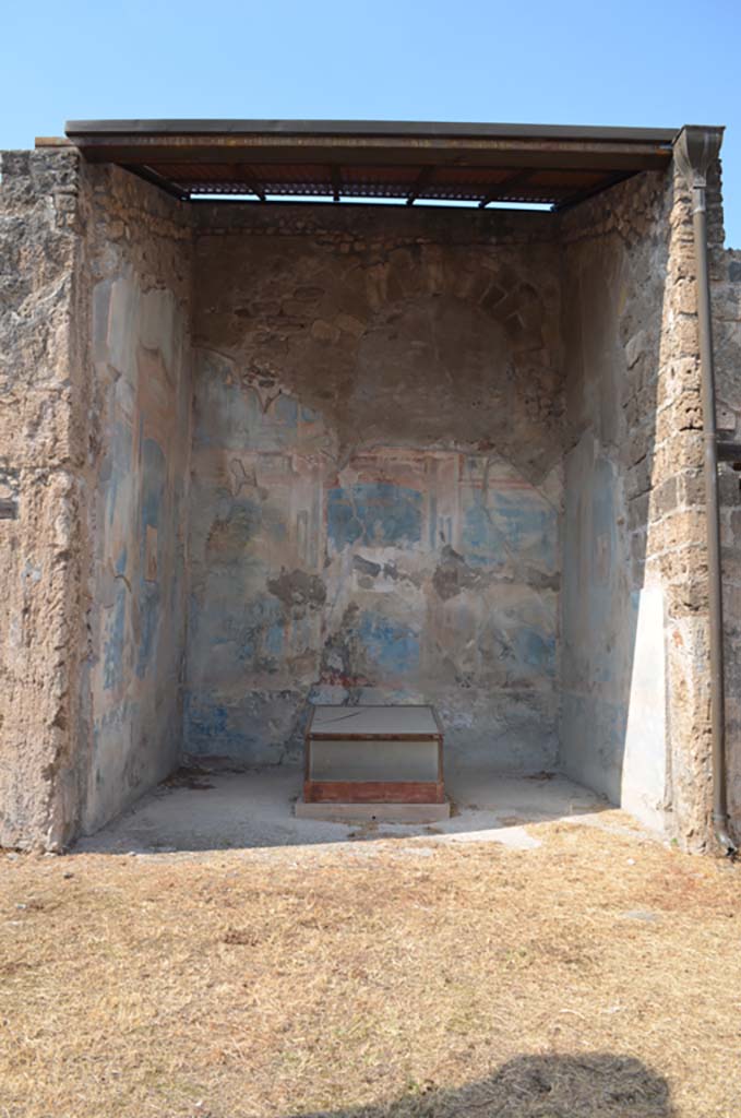 VII.4.31/51 Pompeii. September 2019.
Looking west from middle peristyle towards doorway to Room 18, exedra.
Foto Annette Haug, ERC Grant 681269 DÉCOR.