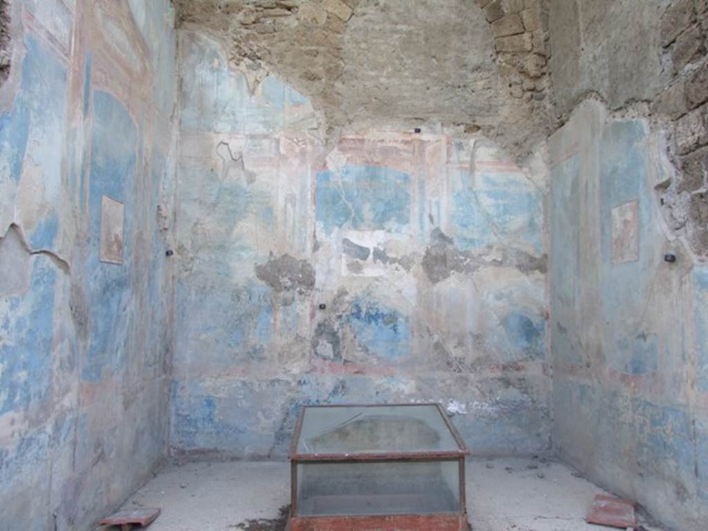 VII.4.31 Pompeii. March 2009. Room 18. Exedra. West wall.