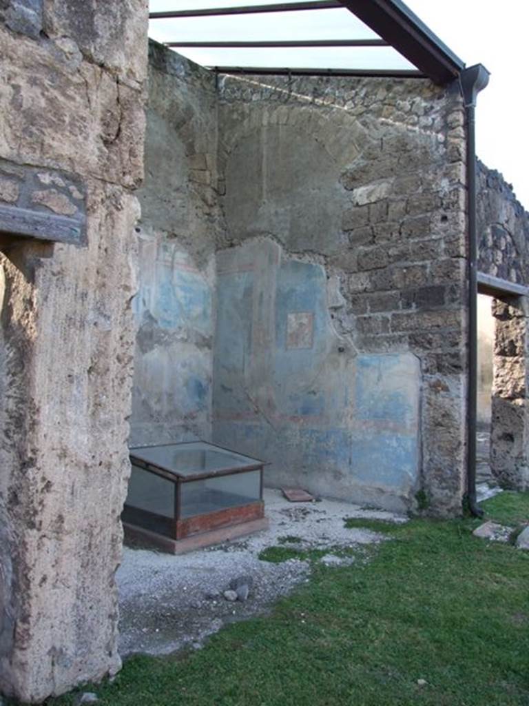 VII.4.31 Pompeii. March 2009. Room 18. Exedra. North wall.