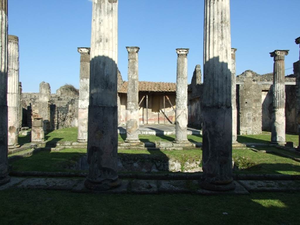 VII.4.31 Pompeii. March 2009. Looking east across Middle Peristyle, from Exedra, Room 18.