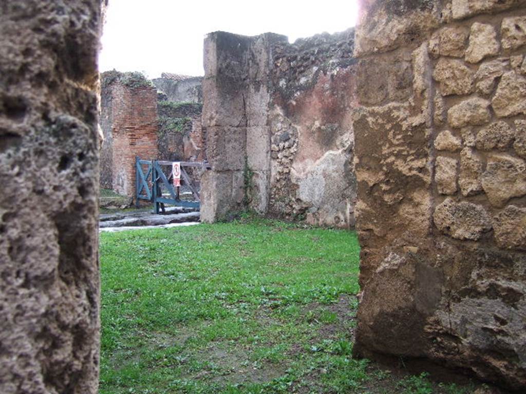 VII.4.32 from VII.4.33 Pompeii. December 2005. Looking south-west towards entrance.