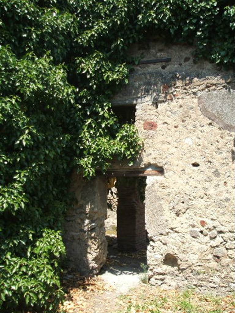 VII.4.39 Pompeii. May 2005. Doorway to workshop.