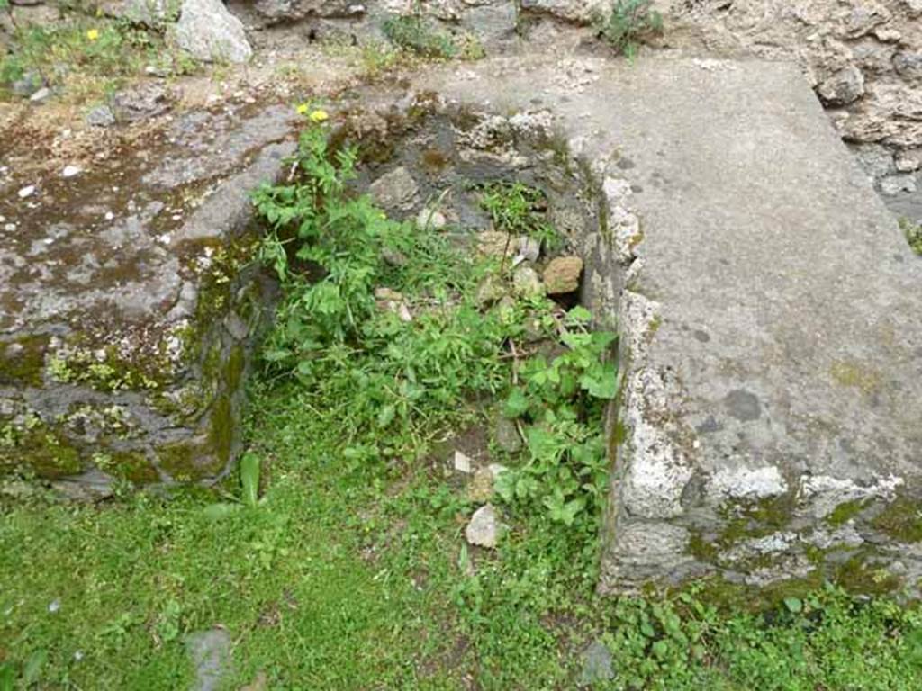 VII.4.39 Pompeii. May 2010. Site of vat in workshop.