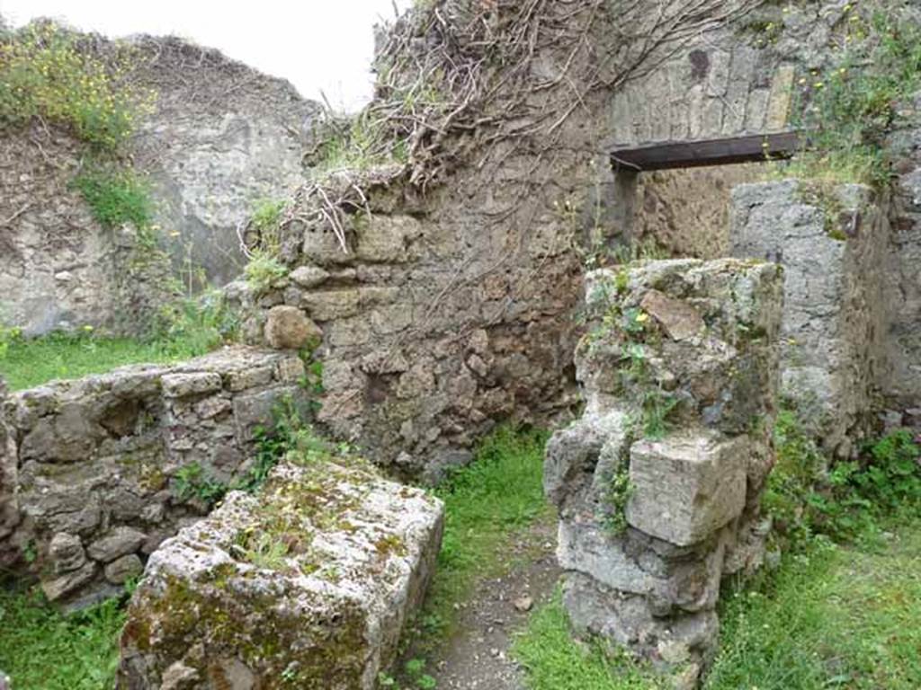 VII.4.41 Pompeii. May 2010. Looking towards rooms of VII.4.39.