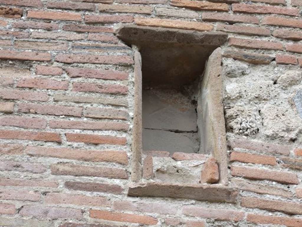 Exterior wall between VII.4.43 and VII.4.44 on Vicolo Storto. Blocked upper floor window? March 2009.