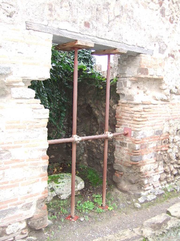VII.4.44 Pompeii, December 2005. Entrance.