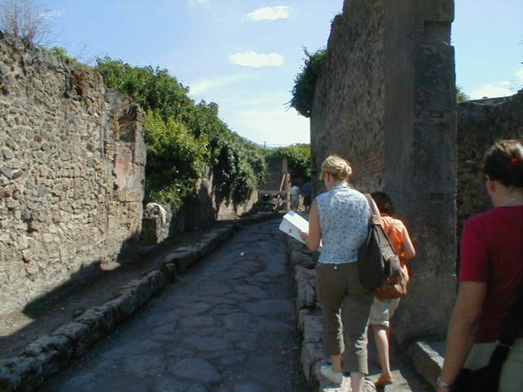 VII.4.45 Shop.
Linked to VII.4.46
VII.3 Vicolo Storto from Via della Fortuna looking south VII.4.45