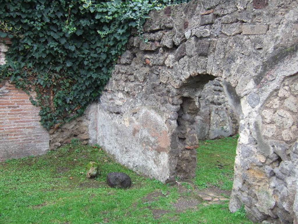 VII.4.46 Pompeii. December 2005. Arched doorway in west wall.