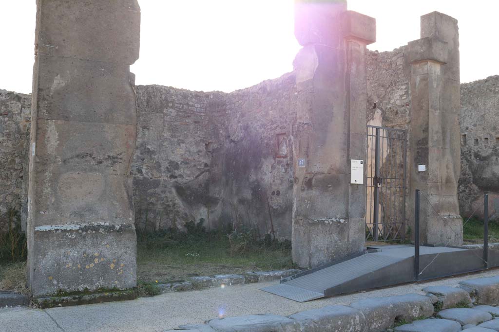 VII.4.47 Pompeii. December 2018.
Looking south from Via della Fortuna towards entrance doorway, with VII.4.48, on right. Photo courtesy of Aude Durand.