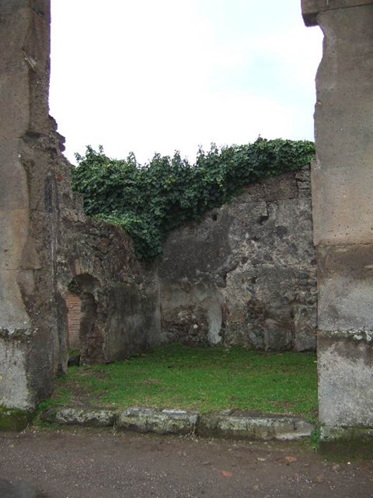 VII.4.47 Pompeii. December 2005.
Looking south across shop towards south-east corner, and doorway in east wall to VII.4.46.
