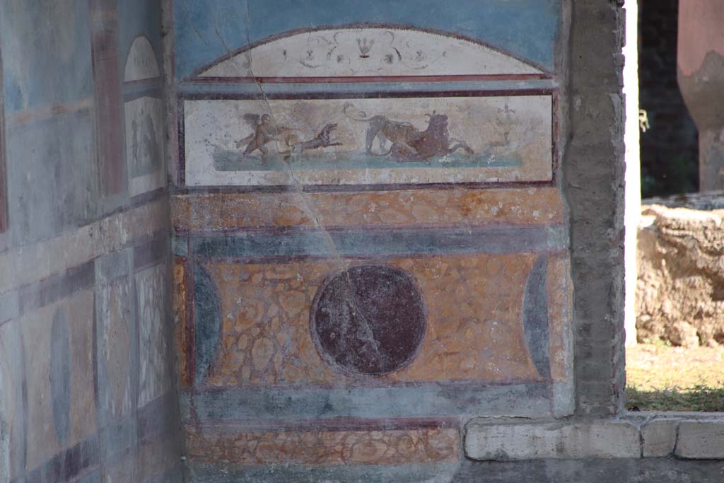 VII.4.48 Pompeii. September 2021.
Room 11, detail from zoccolo/dado of south wall in south-east corner of tablinum. Photo courtesy of Klaus Heese.