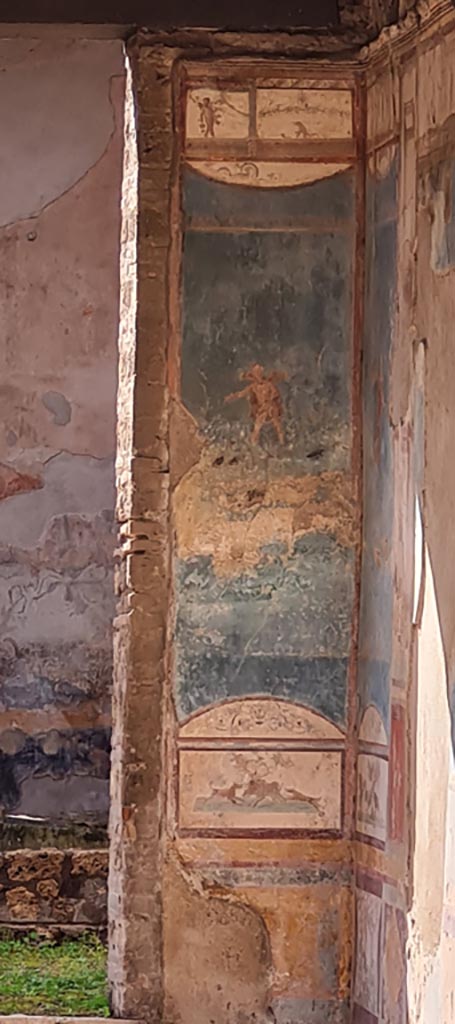 VII.4.48 Pompeii. April 2022.
Room 11, detail from south wall in south-west corner of tablinum.
Photo courtesy of Giuseppe Ciaramella.