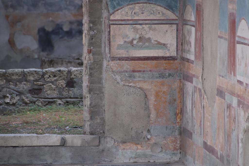 VII.4.48 Pompeii. September 2021.
Room 11, detail from south wall and zoccolo of tablinum in south-west corner. Photo courtesy of Klaus Heese.
