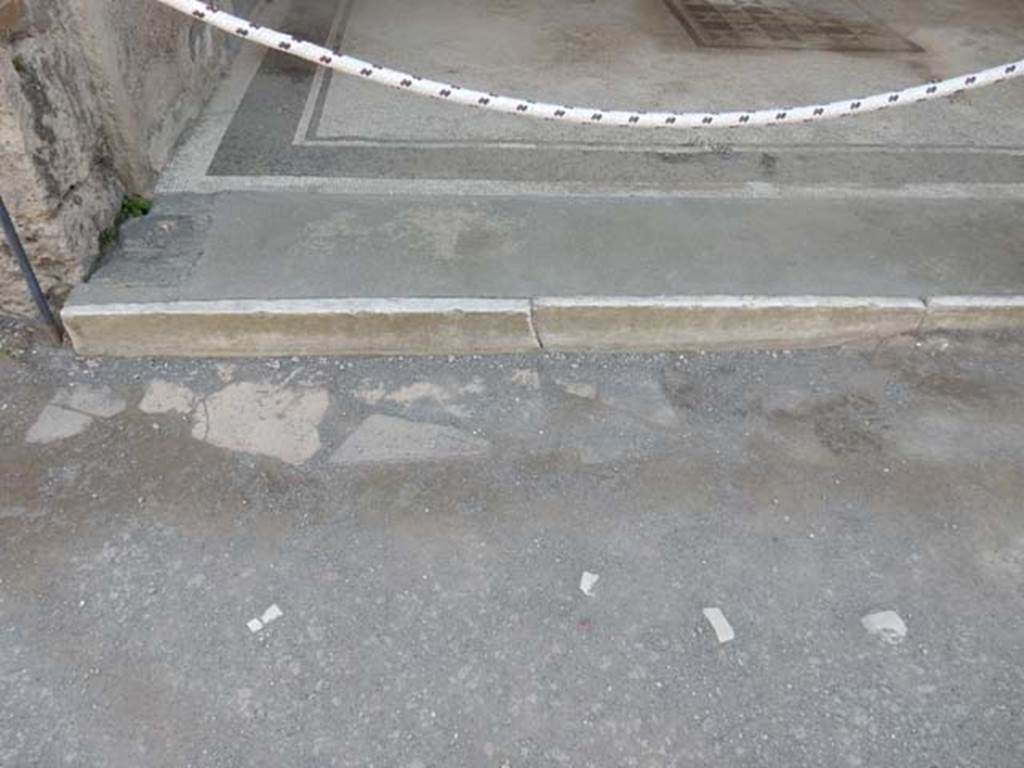 VII.4.48 Pompeii. May 2015. Room 11, north-east corner of tablinum floor, and atrium.
Photo courtesy of Buzz Ferebee.