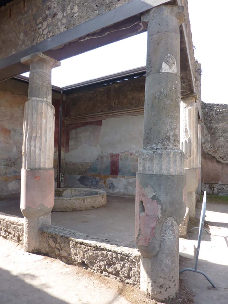 VII.4.48 Pompeii. October 2014. Room 17, looking west from doorway, across peristyle.
Foto Annette Haug, ERC Grant 681269 D�COR.
