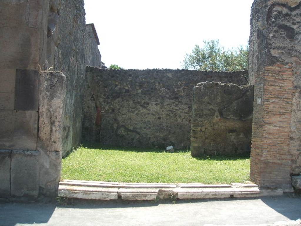 VII.4.50 Pompeii. May 2005. Looking south from entrance, across shop.
According to Fiorelli, this shop had a staircase, a latrine and a rear room.
See Pappalardo, U., 2001. La Descrizione di Pompei per Giuseppe Fiorelli (1875). Napoli: Massa Editore. (p.92). According to Eschebach, the stairs to the upper floor were on the right, the rear room was in the south-west corner, on the right at the rear. The downpipe from the latrine on the upper floor was in the south-east corner, on the left at the rear. See Eschebach, L., 1993. Gebäudeverzeichnis und Stadtplan der antiken Stadt Pompeji. Köln: Böhlau. (p.279)
