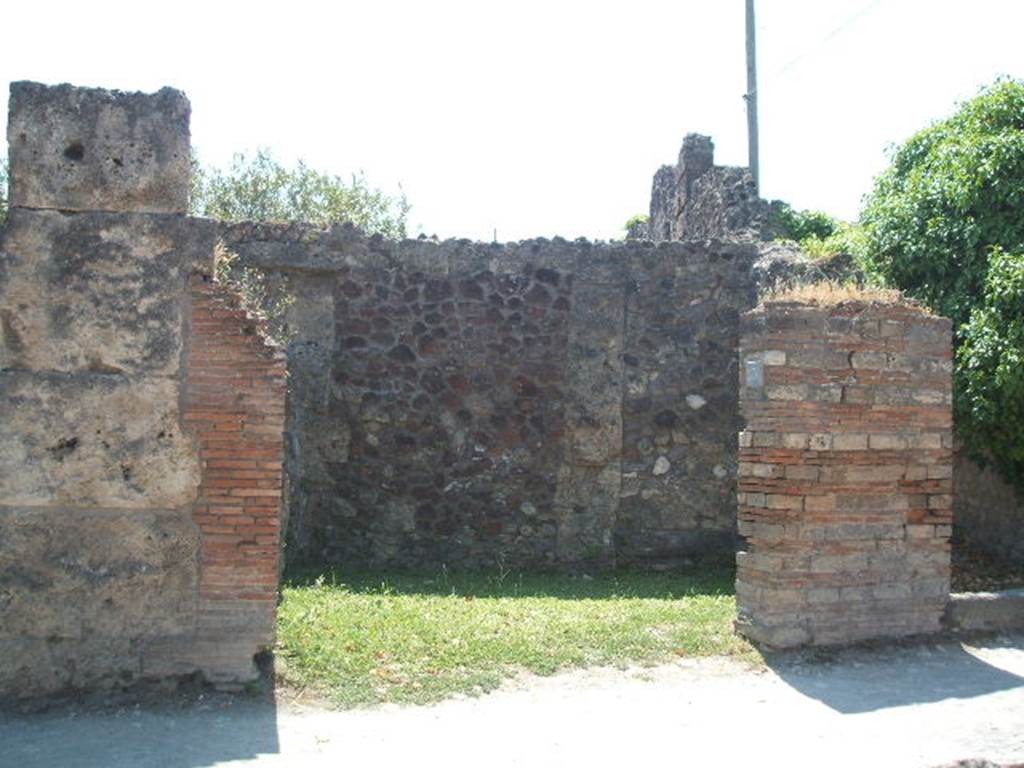 VII.4.53 Pompeii. May 2005. Looking south from entrance across shop.
According to Eshebach, on the right was the staircase to the upper floor, with a doorway to the latrine under the separate stairs at VII.4.54.
On the left was the Lararium. This is mentioned by Eschebach, but not by Fiorelli, or Boyce. See Eschebach, L., 1993. Gebäudeverzeichnis und Stadtplan der antiken Stadt Pompeji. Köln: Böhlau. (p.282)