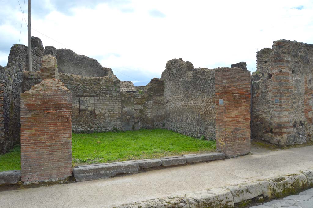 VII.4.55 Pompeii. March 2018. Looking south to entrance doorway on Via della Fortuna.
Foto Taylor Lauritsen, ERC Grant 681269 DÉCOR.