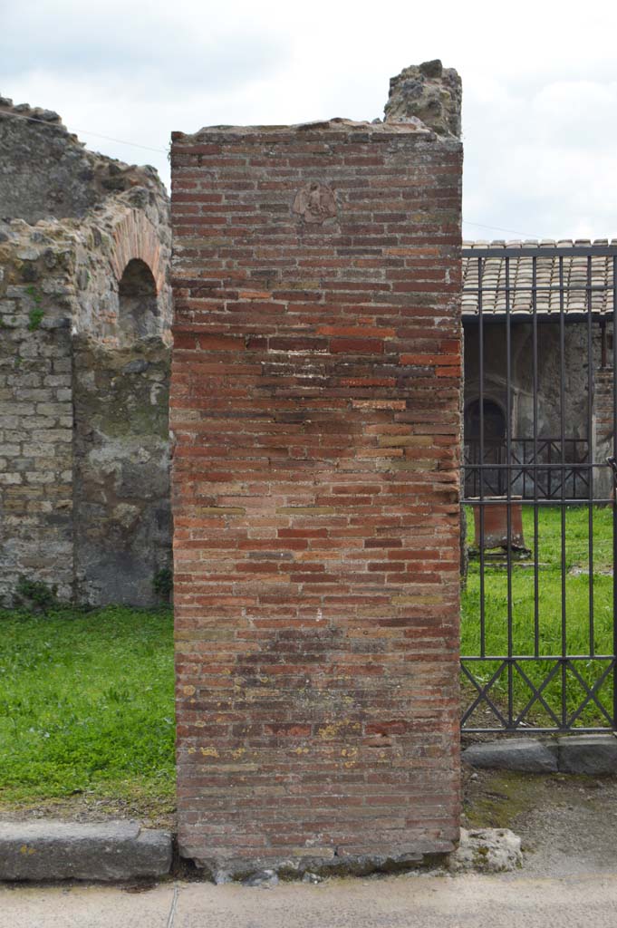 VII.4.55 Pompeii. March 2018.
Looking south to pilaster with plaque on west side of entrance doorway.
The entrance into VII.4.56 is on the right.
Foto Taylor Lauritsen, ERC Grant 681269 DÉCOR.