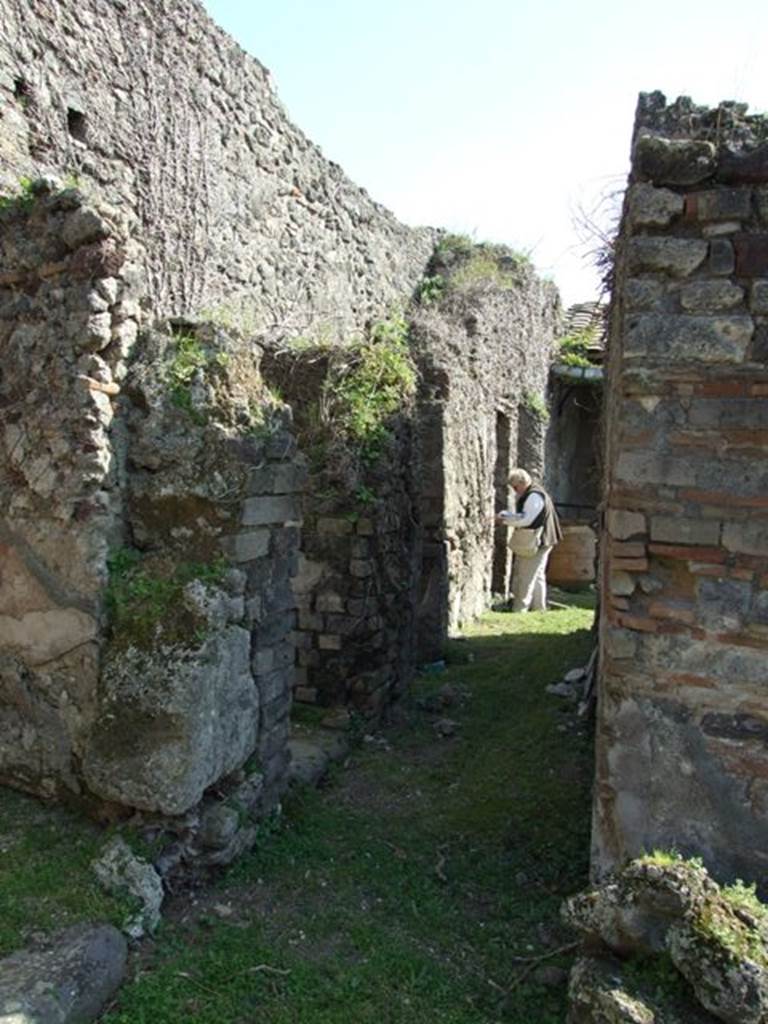 VII.4.56 Pompeii. March 2009. Corridor leading to Garden area, on east side of Tablinum, with Doorways to Rooms 7 and 8.