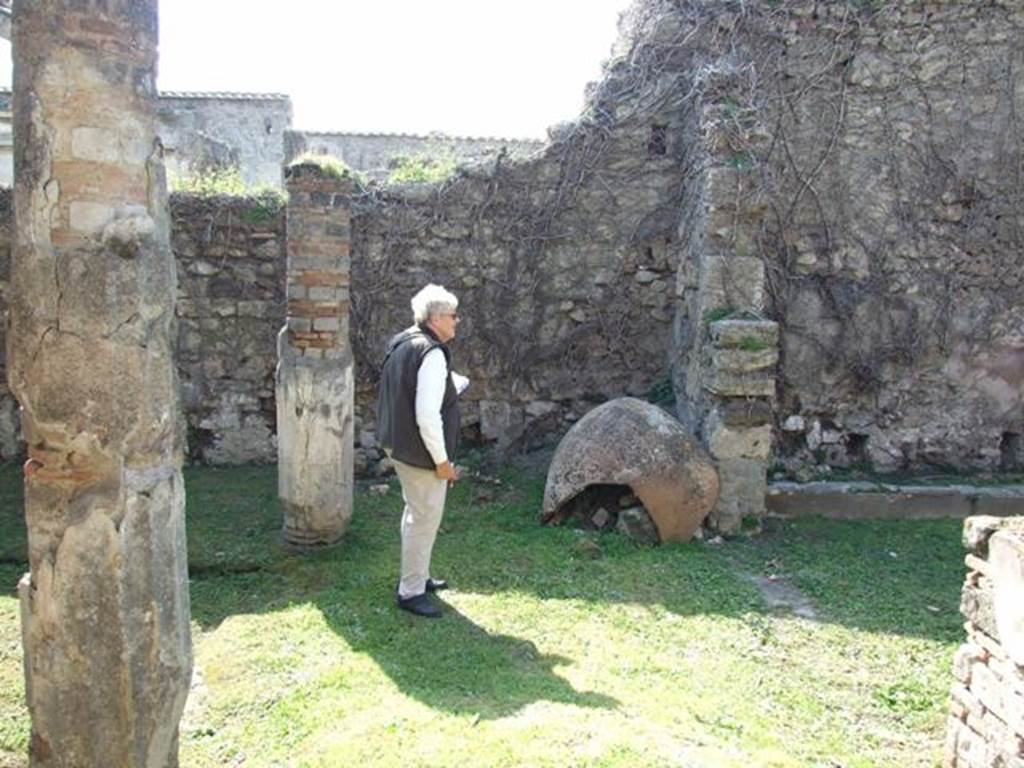 VII.4.56 Pompeii. March 2009. Looking west across North Portico. The Tablinum is on the right.